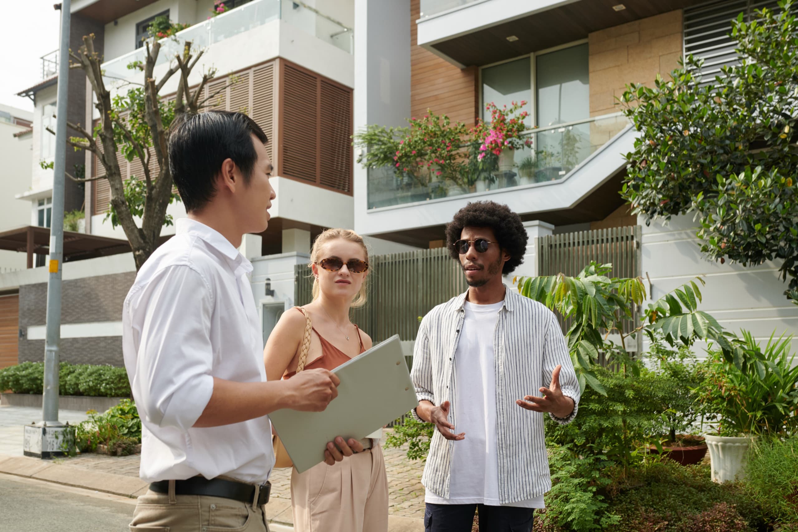 Meeting with a DFW real estate agent