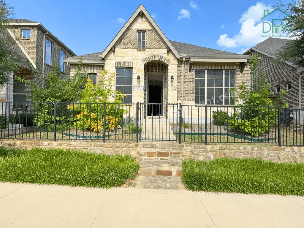 302 Julia Ln, Euless