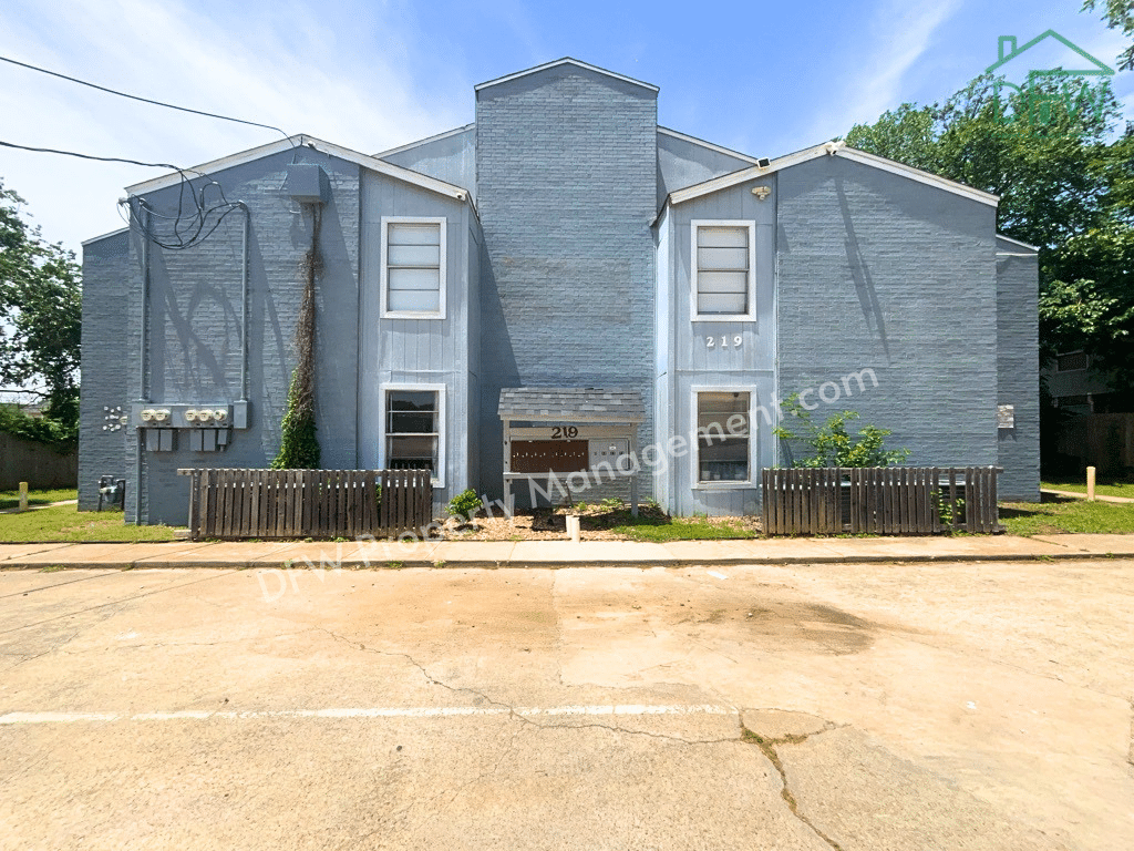 One Bedroom Apartment Home For Lease On Fry St in Denton – Walk to UNT | 219 Fry St Apt #11