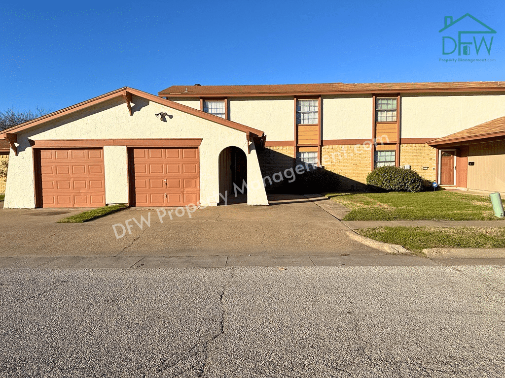 3-Bedroom Duplex Near Arlington Mall | 1021 Pleasant Valley Ln, Arlington, TX 76015