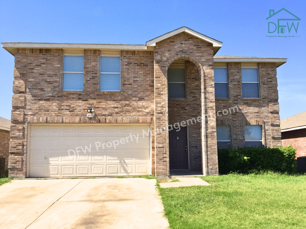Spacious 4-Bedroom Home with Fireplace & Large Backyard in SW Fort Worth | 3952 Golden Horn Ln