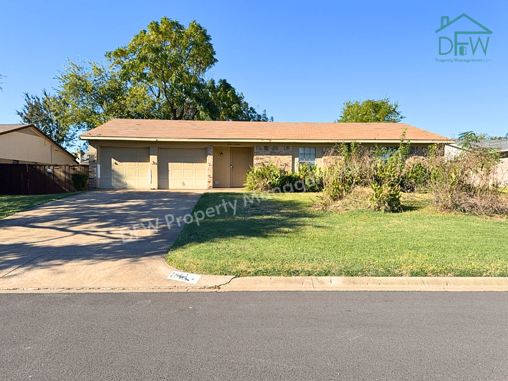 Spacious 3-Bedroom Home for Lease with Large Fenced Backyard in Quiet Benbrook Neighborhood | 1613 Edge Hill Rd