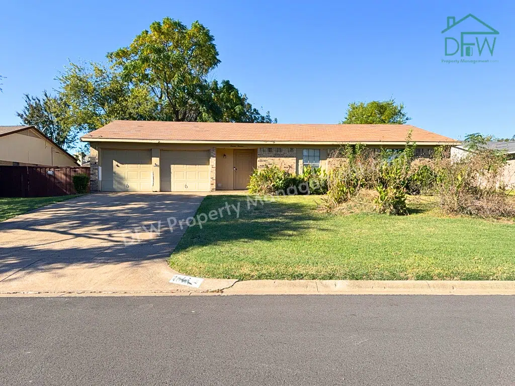 Spacious 3-Bedroom Home for Lease with Large Fenced Backyard in Quiet Benbrook Neighborhood | 1613 Edge Hill Rd